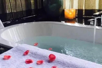 扬州水疗池中的失重冥想：当身体学会漂浮